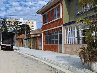 Mais uma rua do Estuário, em Santos, ganha calçadas acessíveis