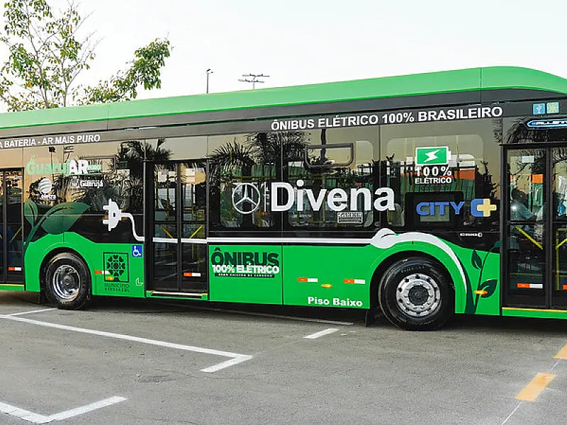 Guarujá entrega ônibus 100% elétrico, van adaptada e 22 veículos administrativos