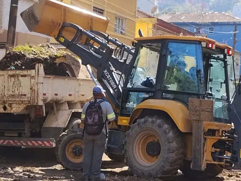 Prefeitura retira 24 toneladas de lixo da encosta do morro do Itararé