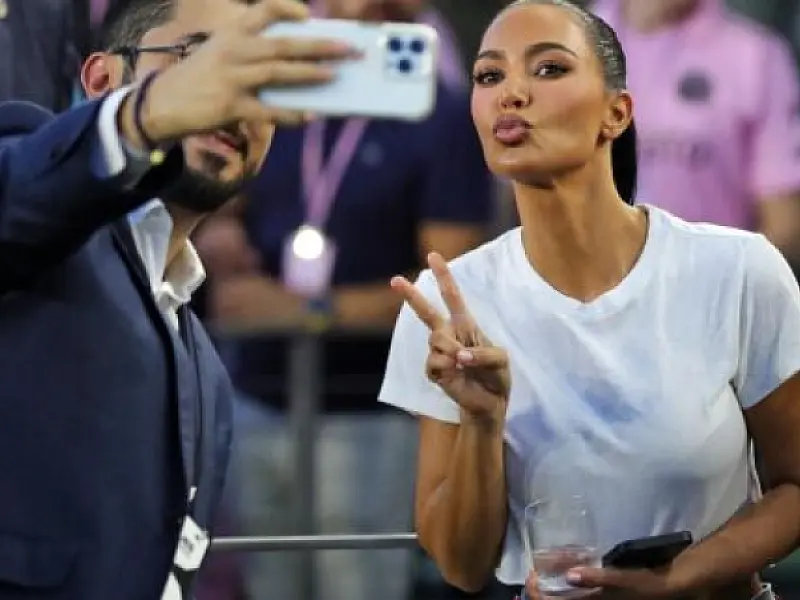 Kim Kardashian viaja 12 mil km e vê Messi, CR7 e Neymar em 4 dias