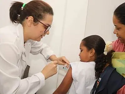 Vacina da dengue está disponível nas policlínicas de Santos para crianças e jovens de 10 a 14 anos