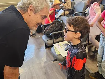 Escritor santista confere o encerramento de projeto de leitura da UME João Papa Sobrinho