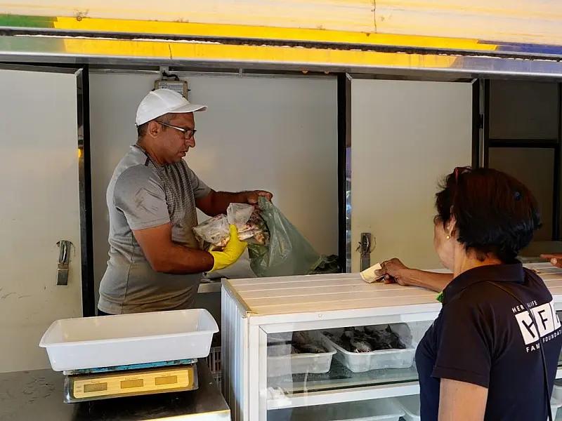 Caminhão do peixe oferece pescados frescos e a preços acessíveis