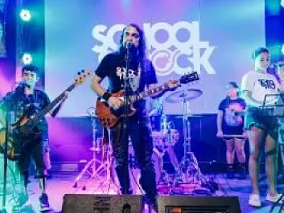 Alunos da School of Rock Santos sobem ao palco do Rusbé Bar com apresentações abertas ao público