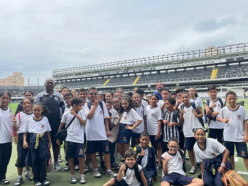Alunos da AMEI Rei Pelé, em São Vicente, conhecem o Estádio Urbano Caldeira