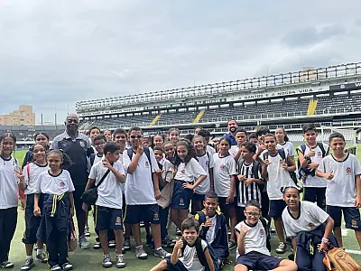 Alunos da AMEI Rei Pelé, em São Vicente, conhecem o Estádio Urbano Caldeira