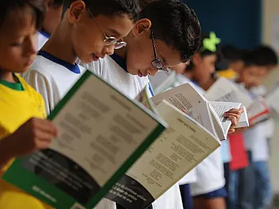 Justiça suspende distribuição de material pedagógico com erros em SP
