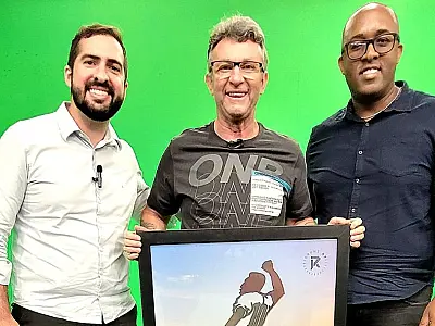 Prefeito Kayo Amado participa dos Donos da Bola e presenteia Craque Neto com quadro do Píer do Pelé
