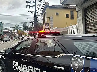 Força-tarefa da Prefeitura flagra furto de energia e fecha ferro-velho em Santos