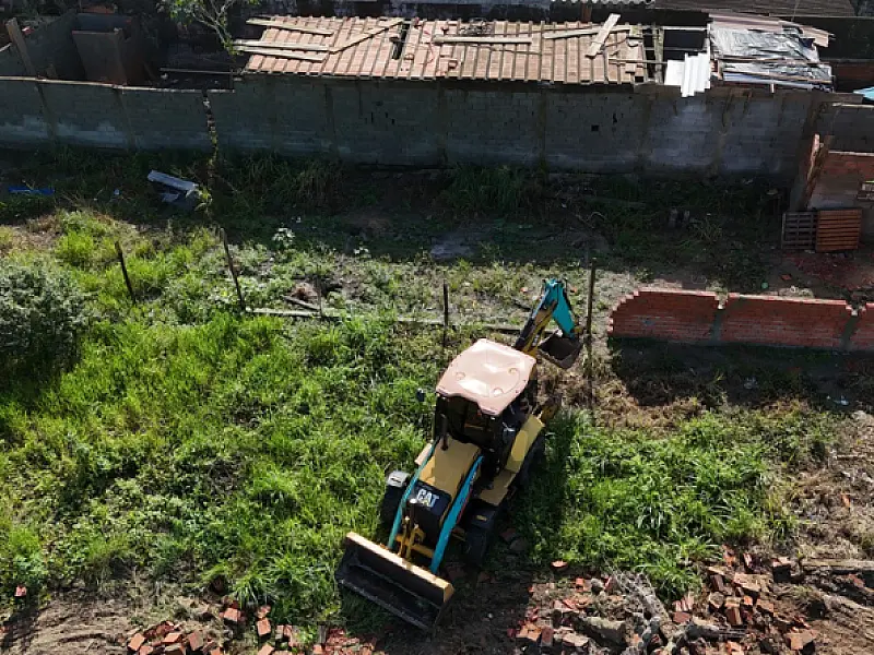 Prefeitura realiza demolições de estruturas e fiscaliza loteamentos irregulares no Jussara