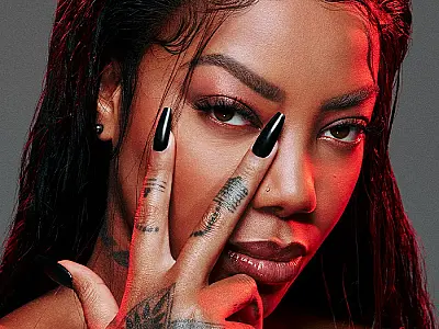 Ludmilla recebe medalha após iniciativa por doação de sangue