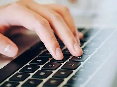 Começam a valer novas regras que permitem trabalho híbrido e também por produção