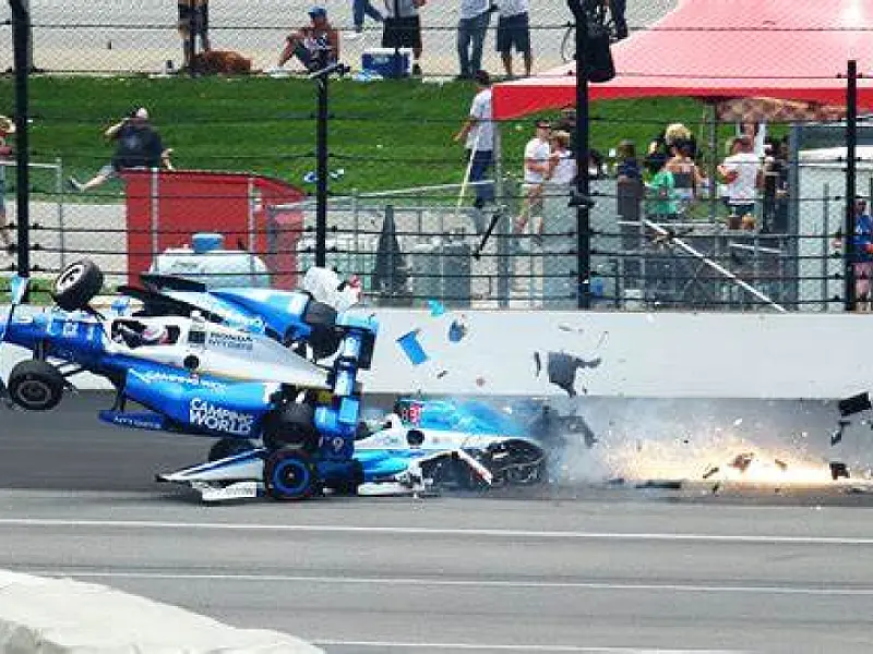 Piloto escapa ileso de acidente impressionante na Indy