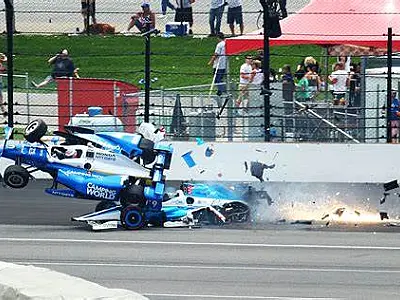 Piloto escapa ileso de acidente impressionante na Indy
