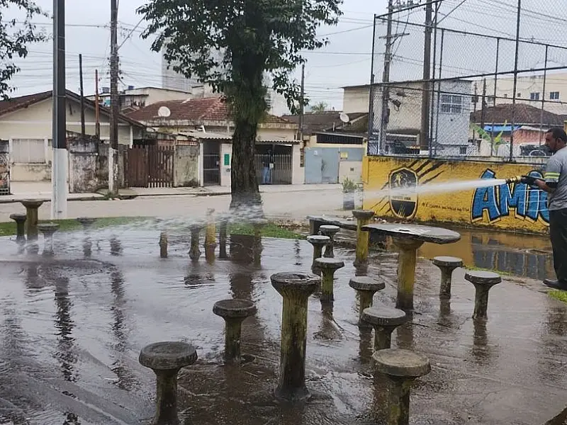 Praça Rodrigues Alves, em São Vicente, recebe zeladoria nesta terça-feira