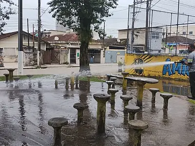 Praça Rodrigues Alves, em São Vicente, recebe zeladoria nesta terça-feira