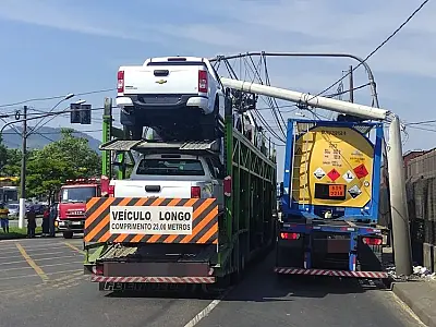 Caminhão-cegonha bate e derruba parte de poste após colisão em Guarujá