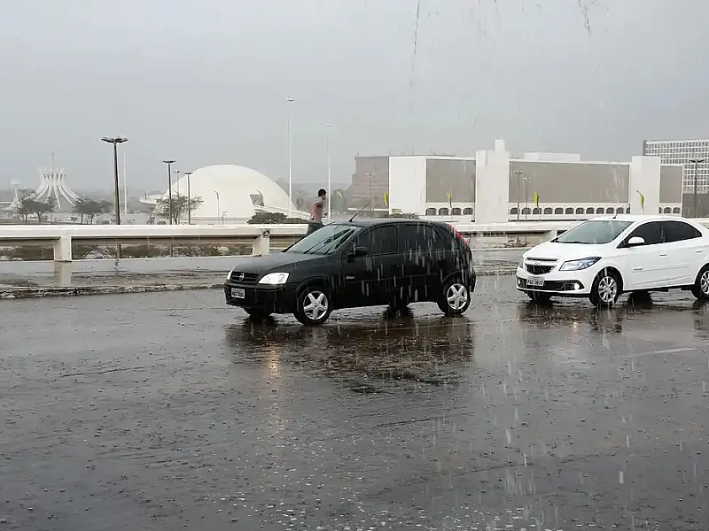 Meteorologia alerta para chuvas intensas em Brasília e em 12 estados