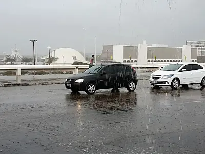 Meteorologia alerta para chuvas intensas em Brasília e em 12 estados