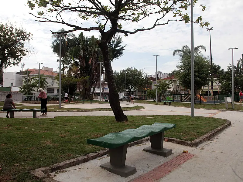 Moradores da Vila Belmiro, em Santos, já aproveitam mais uma praça revitalizada