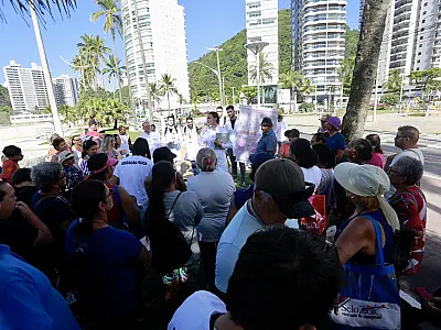 Aulão na praia reúne e homenageia mais de 150 mulheres na praia da Enseada