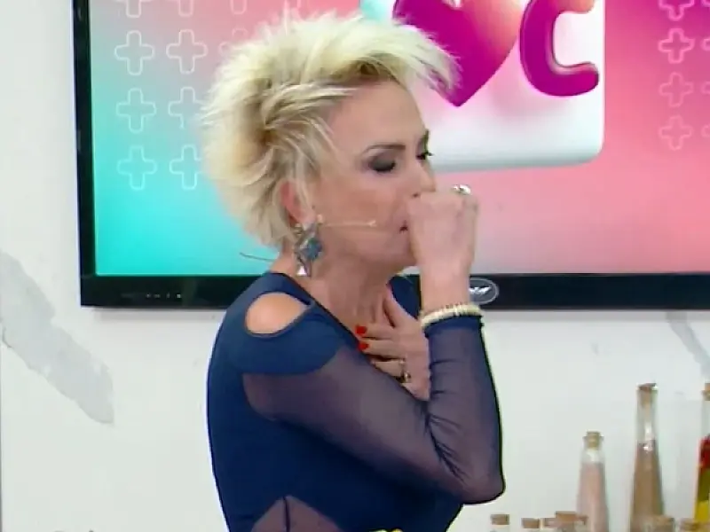 Ana Maria Braga engasga ao vivo e não consegue finalizar Mais Você