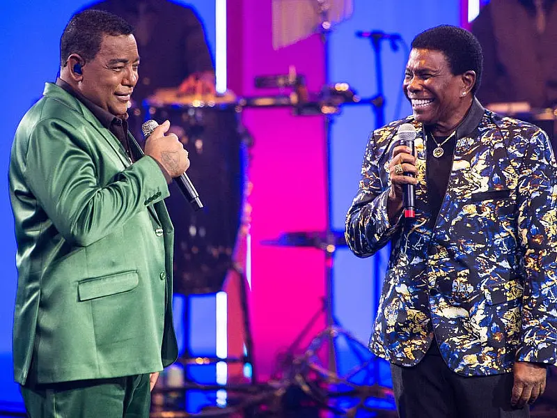 Vocalista do Raça Negra chora ao cantar com Neguinho da Beija-Flor em especial na Globo