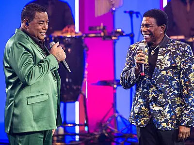 Vocalista do Raça Negra chora ao cantar com Neguinho da Beija-Flor em especial na Globo