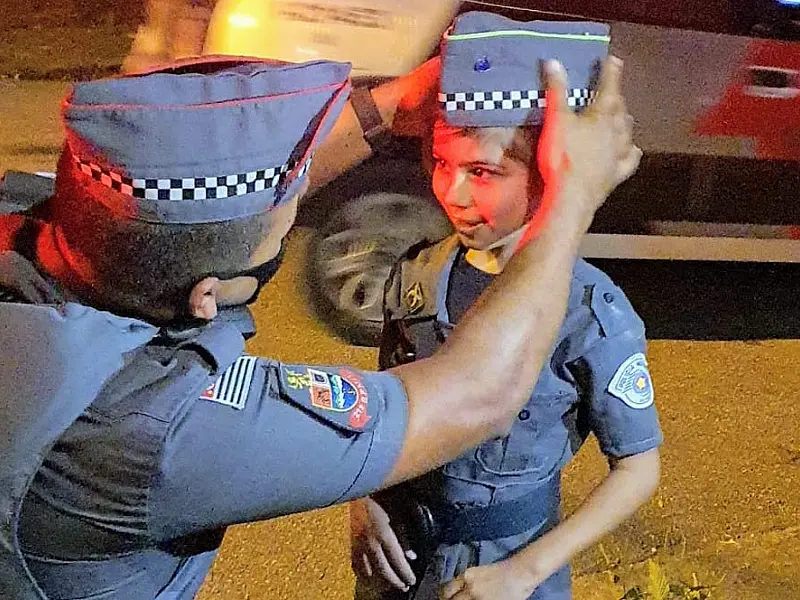 Policiais militares têm tarde diferente e recebem visita de uma fã pra lá de especial