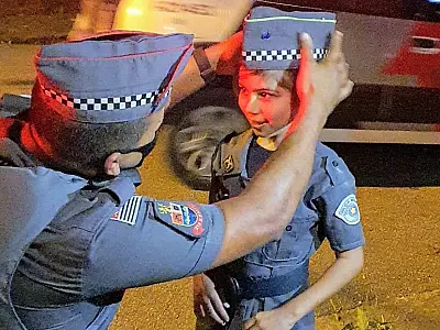Policiais militares têm tarde diferente e recebem visita de uma fã pra lá de especial