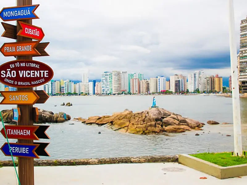 São Vicente instala totem turístico na Praia do Itararé