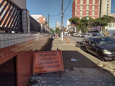 Obras de acessibilidade seguem em calçada de via na Aparecida, em Santos
