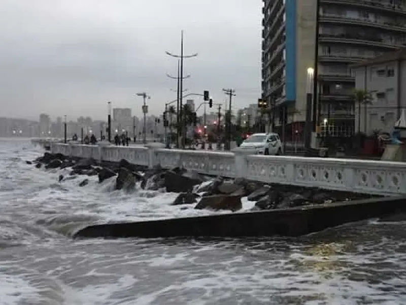 Frente fria chega a Santos trazendo maré alta, chuva e baixas temperaturas