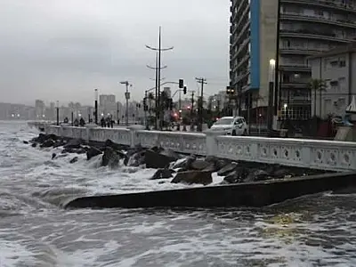 Frente fria chega a Santos trazendo maré alta, chuva e baixas temperaturas
