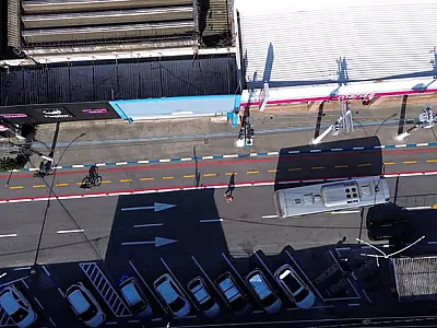 Prefeitura de Guarujá conclui pintura da sinalização de solo ao longo da Avenida Thiago Ferreira