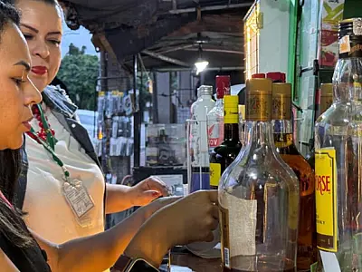 Vigilância Sanitária recolhe bebidas destiladas sem notas fiscais no Centro de Cubatão