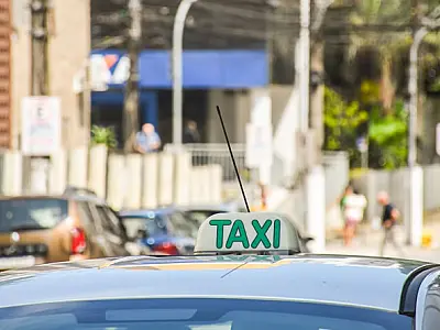 São Vicente transforma pontos de táxi em categoria livre e amplia oferta do serviço