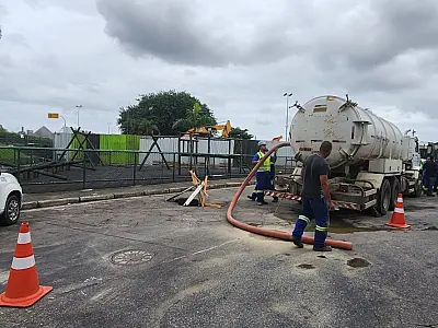 GCM de Santos flagra e multa empresa por descarte irregular na rede de esgoto