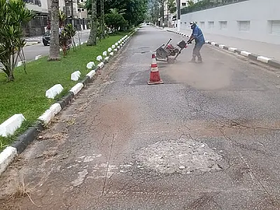 Operação tapa-buraco é realizada em diversos bairros em Guarujá