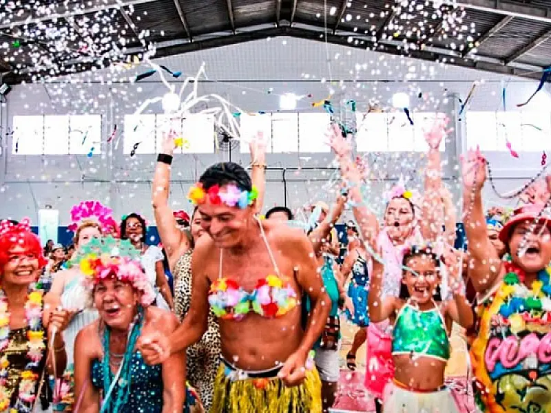Folia toma conta do Clube da Melhor Idade em Mongaguá