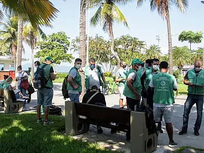 Mutirão na Vila Mathias, em Santos, elimina 22 focos com larvas de mosquito