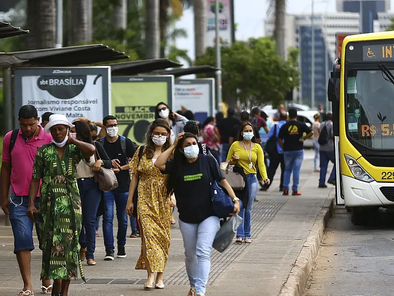 Brasil tem 30,24 milhões de casos e 111 mortes