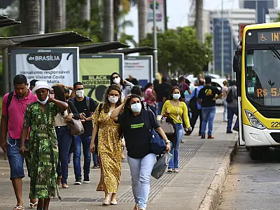 Brasil tem 30,24 milhões de casos e 111 mortes