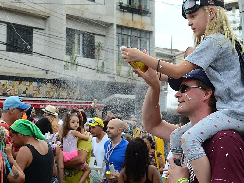 Blocos de carnaval de rua anunciam intenção de desfilar em abril