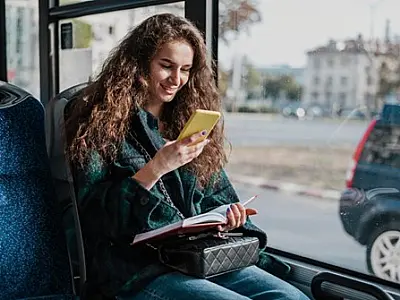 Ler no ônibus causa descolamento de retina? Oftalmologista revela mitos e verdades sobre a visão