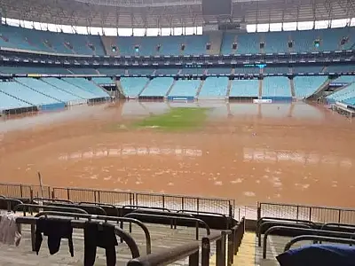 Alagamento atinge parte inferior da Arena do Grêmio e campo segue submerso