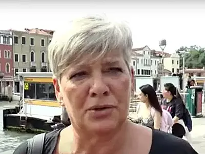 Italiana por trás do meme 'Attenzione, pickpocket' é roubada pelos batedores de carteira