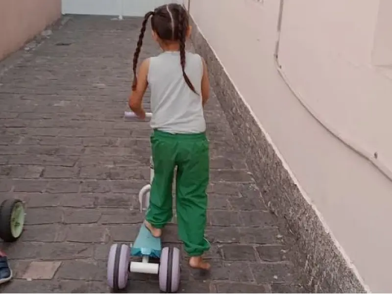 Menina de 5 anos com autismo 'escapa' de escola em Santos