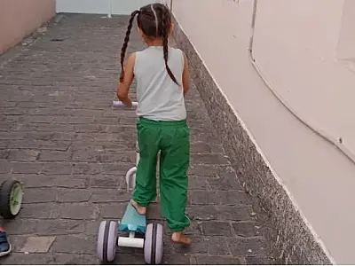 Menina de 5 anos com autismo 'escapa' de escola em Santos