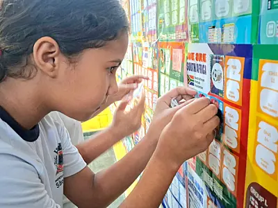 Alunos de escola de São Vicente se unem para completar álbum de figurinhas comunitário